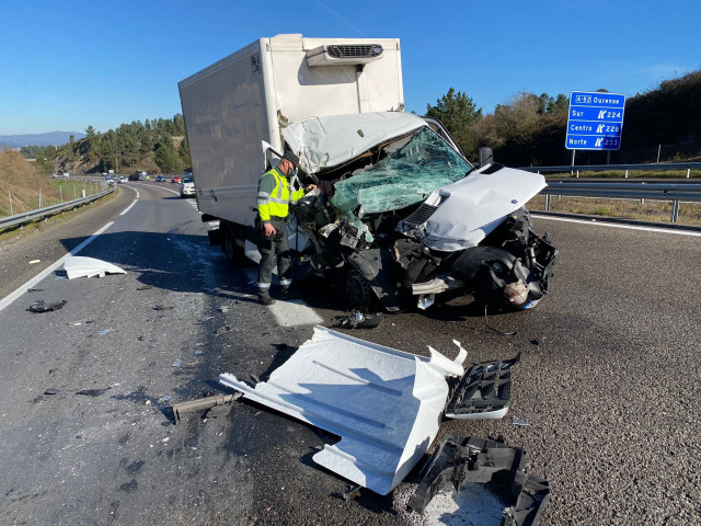 Colisión entre un camión y una furgoneta en la A-52, en San Cibrao das Viñas (Ourense), sin que se registrasen heridos.