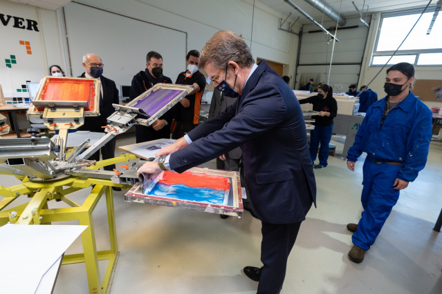 O titular do Goberno galego, Alberto Núñez Feijóo, acompañado do conselleiro de Cultura, Educación e Universidade, Román Rodríguez, presenta os Resultados da enquisa de inserción laboral en Formación Profesional.