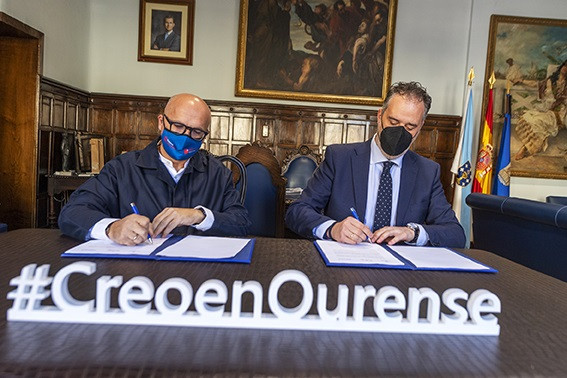 Sinatura convenio entre a Deputación Ourense e Abanca. Asinan Manuel Baltar (Presidente da Deputación Ourense) e Ruben Saavedra Pedreira (Xefe Territorial de Abanca en Ourense).