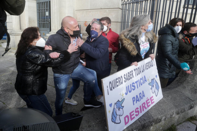 Familiares y allegados de Desirée Leal, en el momento en el que ha llegado la principal acusada de su muerte, Ana Sandamil, en el primer día del juicio por el crimen, en la Audiencia Provincial de Lugo, a 7 de febrero de 2022, en Lugo, Galicia (España). E