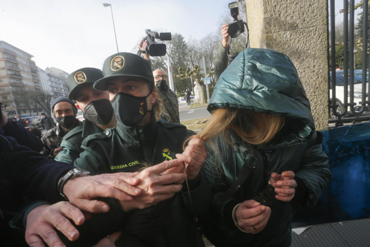 La presunta asesina de su hija Desirée Leal, Ana Sandamil (c), a su llegada al primer día del juicio por el crimen, en la Audiencia Provincial de Lugo, a 7 de febrero de 2022, en Lugo, Galicia (Espa