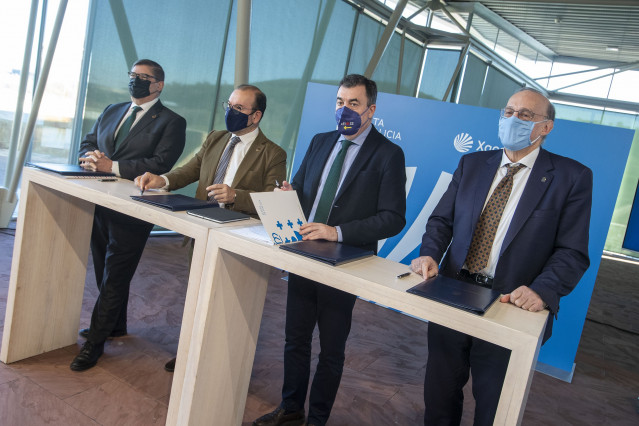 El conselleiro de Cultura, Educación e Universidade, Román Rodríguez, y los rectores de la Universidade de Santiago de Compostela, Antonio López; de la Universidade de Vigo, Manuel Reigosa; y de la Universidade da Coruña, Julio Abalde.