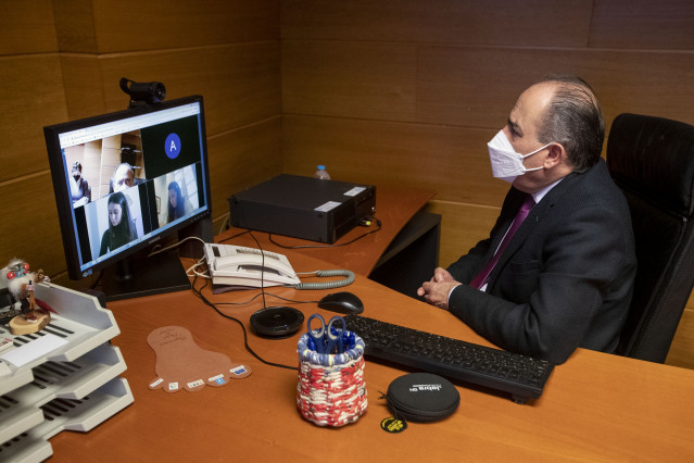El director xeral de Inclusión Social, Arturo Parrado, mantiene una reunión por videoconferencia con el Colexio Oficial de Traballo Social