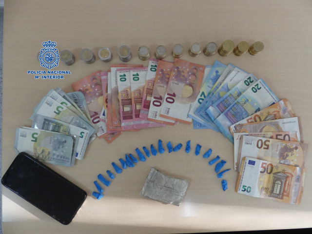 Droga y dinero incautado a un detenido en un operativo anti droga en Vilagarcía de Arousa