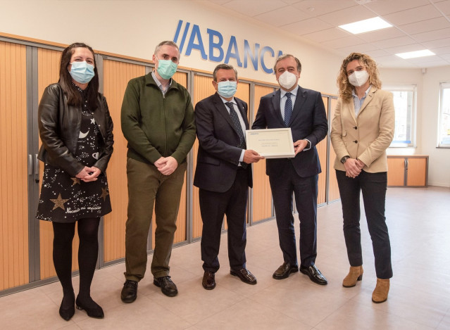 El consejero delegado de Abanca, Francisco Botas, entrega a la oficina de Baralla el premio 'Mellor Oficina Rural de ABANCA 2018-2021'.