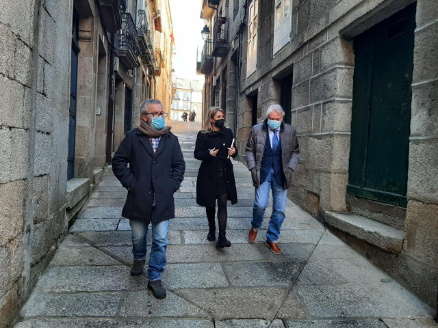 El sudelegado del Gobierno en Ourense, Emilio González, junto a la alcaldesa de Ribadavia, Noelia Rodríguez, y el edil de Urbanismo, Brais Fidalgo, en el casco histórico de la localidad.