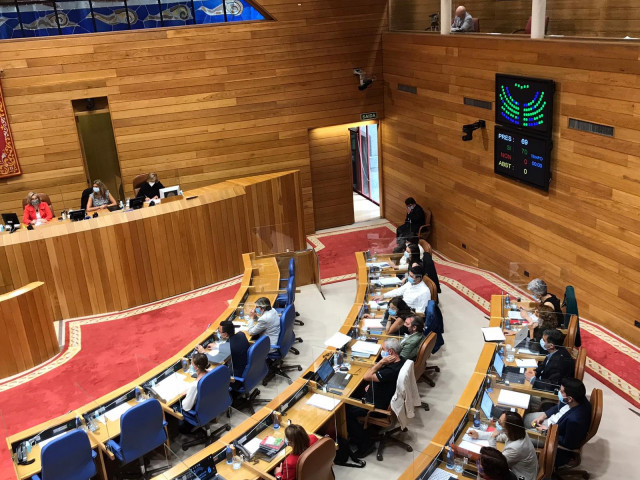 Archivo - Votación unánime en el primer pleno de la XI Legislatura del Parlamento gallego.