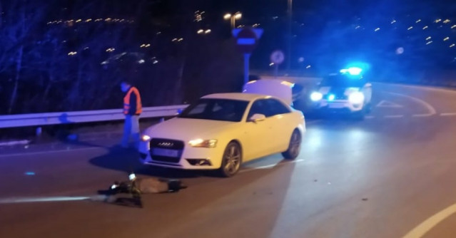 Colisión frontolateral en Lugo entre un turismo y un patinete eléctrico, cuyo conductor resultó herido y fue trasladado al Hospital Lucus Augusti.