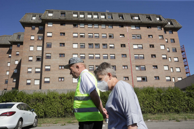 Archivo - Dos ancianos pasean frente a la residencia de Las Gándaras, en Lugo, el pasado verano