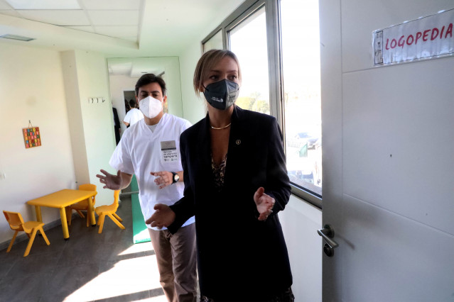 Fabiola García, visita la unidad de atención temprana de Teo y Ames