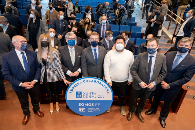 El titular del Gobierno gallego, Alberto Núñez Feijóo, y el conselleiro de Cultura, Educación e Universidade, Román Rodríguez, participan en un acto de reconocimiento a empresas colaboradoras con la FP Dual