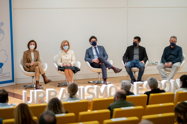 A conselleira de Medio Ambiente, Territorio e Vivenda, Ángeles Vázquez, reúnese cos alcaldes de nove concellos e os equipos redactores dos seus plans básicos municipais.