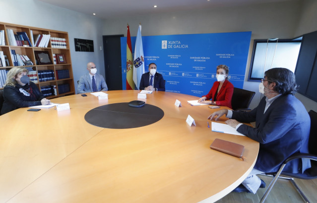 El conselleiro de Sanidade, Julio García Comesaña, se reúne con Teresa Viejo e Inocencio Gutiérrez, representantes de la Fundación A Víctimas de Tráfico