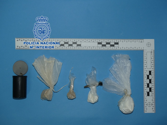 Un Hombre De 55 Años Ha Sido Detenido En Marín (Pontevedra) Acusado De Un Delito Contra La Salud Pública Por Traficar Con Cocaína Y Heroína, Que Vendía A Otras Personas Mientras Paseaba Con Su Perro