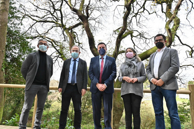 El presidente de la Diputación de A Coruña, Valentín González Formoso, y el alcalde de Santiago, Xosé Sánchez Bugallo, junto al Carballo de Conxo, candidato a Árbol Europeo 2022