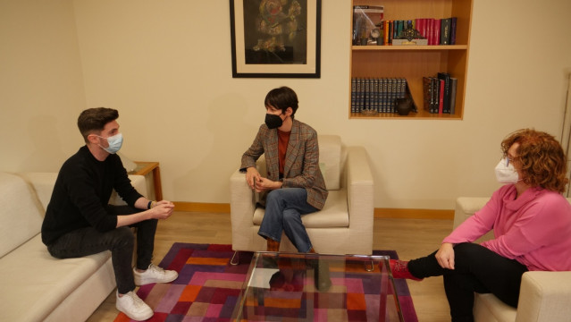 Ana Pontón, portavoz nacional del BNG, en reunión con Manuel Iglesias, cuya madre falleció en el hospital sin poder despedirse de familiares, y Montse Prado