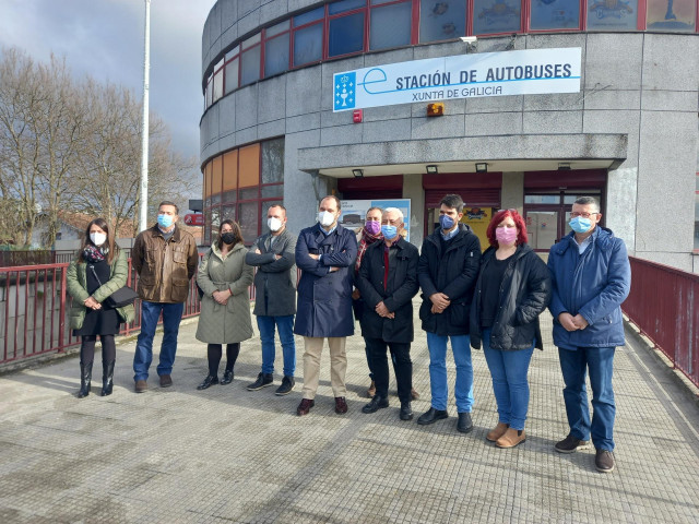El portavoz del PSdeG en el Parlamento gallego, Luis Álvarez, junto al secretario provincial en A Coruña, Bernardo Álvarez, y otros responsables del partido ante la estación de autobuses de Ferrol