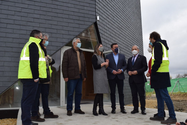 El líder del PSdeG, Valentín González Formoso, visita el Edificio Impulsa Verde, construido en la capital luguesa solo con madera gallega, un acto en el que ha estado acompañado por la alcaldesa, Lara Méndez, y el presidente de la