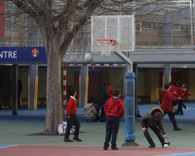Un grupo de niños juegan al baloncesto en el patio del colegio, en el colegio Blanca de Castilla, a 10 de febrero de 2022, en Madrid (España).