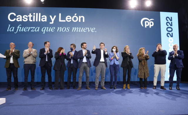 (I-D) El presidente del PP de Extremadura, José Antonio Monago; el presidente del PP en la Comunidad de Madrid, Pío García-Escudero; el presidente del PP vasco, Carlos Iturgaiz; la presidenta del PP de Cantabria, María José Sáenz de Buruaga; el presidente