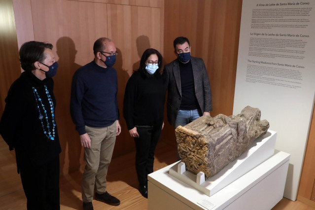El conselleiro de Cultura, Educación e Universidade, Román Rodríguez, visita la estatua de la Virxe do Leite en el Museo das Peregrinacións de Santiago de Compostela junto a su directora, Esperanza Gigirey.