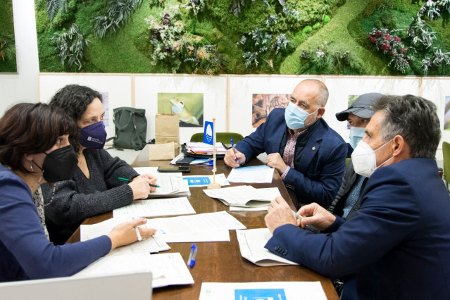 La directora xeral de Patrimonio Natural de la Xunta, Belén do Campo, se reúne con el jurado de las Banderas Azules 2022.