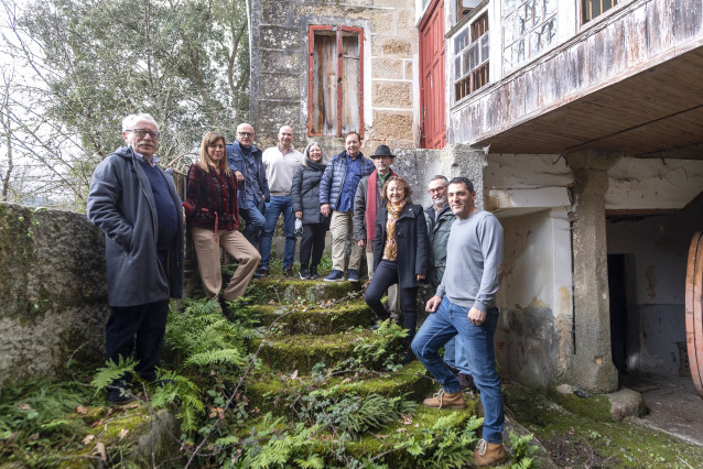 Visita de la futura Casa do Pai Miño en la parroquia de Puga (Toén)  del presidente de la Diputación, Manuel Baltar, del alcalde, Ricardo Goméz: la concejala  Julia Vispo; y el presidente de la Comunidad de Montes de Puga, Serafín Rodrígez Domínguez