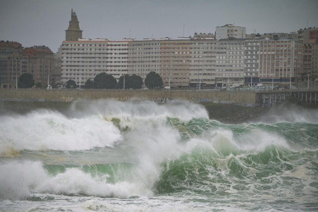 Archivo - Fuertes vientos y  oleaje en A Coruña, a 8 de enero de 2022, en A Coruña, Galicia, (España). La Agencia Estatal de Meteorología activó un aviso naranja que ha ampliado hasta el 10 de enero en todo el litoral  gallego por viento y olas que podría