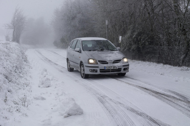 Archivo - Un coche circula por la carretera Cv-125-15, a 27 de noviembre de 2021, en Pedrafita do Cebreiro, Lugo, Galicia (España). Esta nieve es fruto de la borrasca Arwen. Catorce comunidades autónomas tienen riesgo (aviso amarillo) o riesgo importante