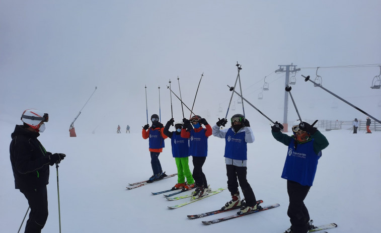 600 niños y niñas disfrutan del esquí y la nieve en Asturias gracias a la Diputación de A Coruña