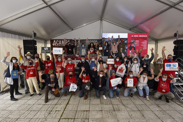 Archivo - Representantes de los colectivos que integran la Red Acampa por la Paz y los dos receptores del I Reconocimiento, el activista coruñés Nicanor Acosta y Marina dos Santos, representante del Movimento dos Trabalhadores Rurais sem Terra de Brasil.