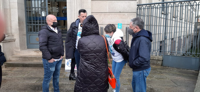 El padre de la niña presuntamente asesinada a manos de su madre en mayo de 2019 en Muimenta, en la entrada de los juzgados de Lugo con motivo del juicio por la muerte de su hija.