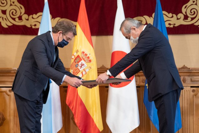 El presidente de la Xunta, Alberto Núñez Feijóo, recibe del emabajador de Japón, Kenji Hiramatsu, la Orden del Sol Naciente, Rayos Dorados con Cinta Colgante