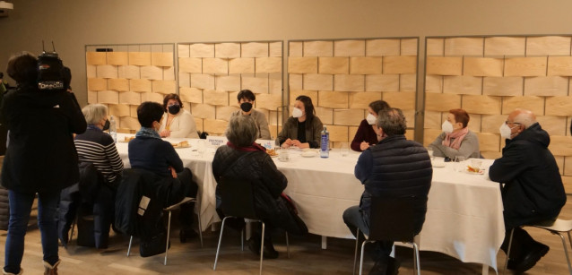 La portavoz nacional del BNG, Ana Pontón, junto a la viceportavoz, Olalla Rodil, y otros cargos del BNG y familiares y personas mayores vinculadas a la reclamación de una  