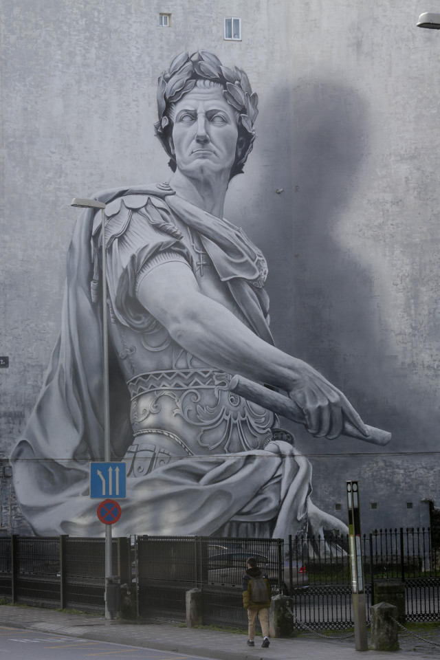 Graffiti de Julio César, en la Ronda da Muralla, a 14 de febrero de 2022, en Lugo (Galicia). El mural urbano, del grafitero Diego As, ha sido reconocido como el mejor mural del mundo del 2021, según el último veredicto publicado hoy por la Street Art Citi