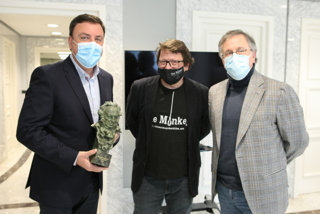 El presidente de la Diputación de A Coruña, Valentín González Formoso, el cineasta Xosé Zapata y el diputado de Cultura, Xurxo Couto, este lunes