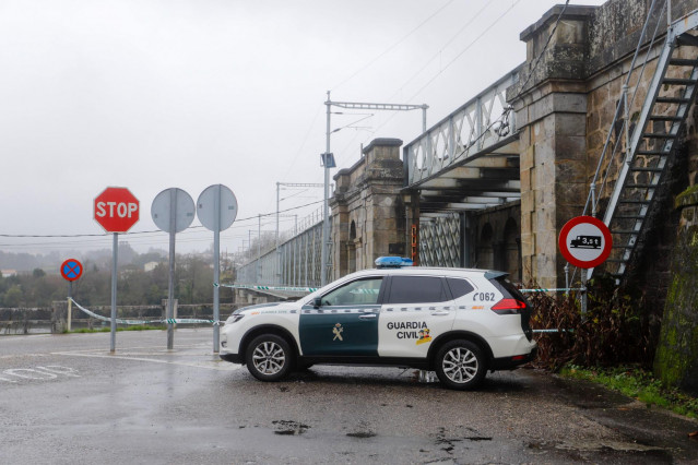 Archivo - Un vehículo de la Guardia Civil en la frontera del Puente Internacional Tui-Valença cortada al paso, en Pontevedra, Galicia, a 31 de enero de 2021. Los controles entraron en vigor la pasada madrugada hasta el 10 de febrero en la frontera interio