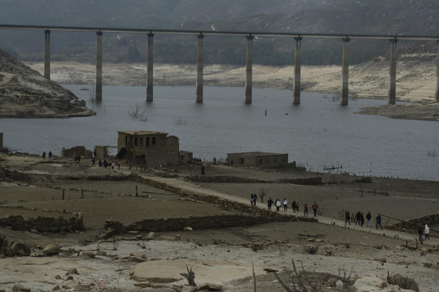 Ciudadanos pasean por las ruinas de la aldea de Aceredo, a 12 de febrero de 2022, en Lobios, Ourense.