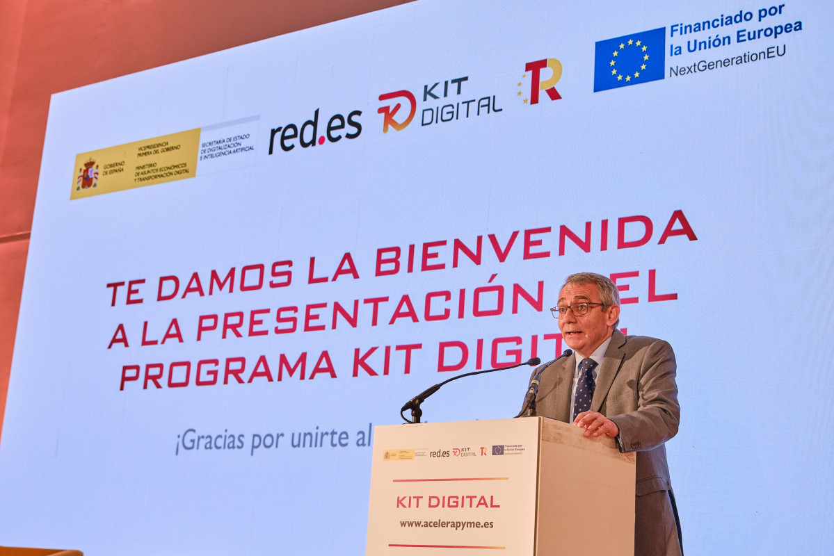 Alberto Martu00ednez de Red es durante su presentaciu00f3nd de Kit Digital en la Cidade da Cultura de Santiago 2 . png