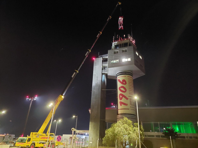 Aena instala el soporte para las cámaras que darán servicio a la nueva torre de control remota de Vigo.