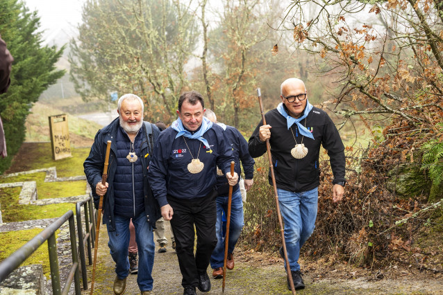 El presidente de la Diputación de Ourense, Manuel Baltar, hace un tramo del Camino de Santiago junto al chef Martín Berasategui