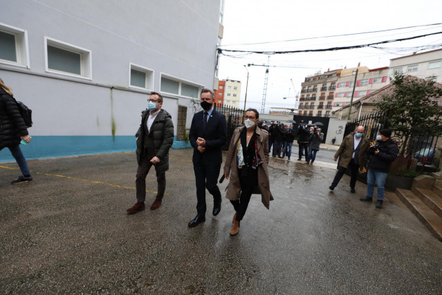 El delegado del Gobierno en Galicia, José Miñones (c), acompañado de la subdelegada en Pontevedra, Maica Larriba, se dirigen a Pesquerías Nores Marín, a 16 de febrero de 2022, en Marín, Pontevedra, Galicia (España). Ambos tienen previsto reunirse hoy con