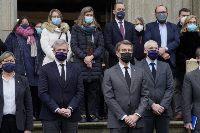 El presidente de la Xunta de Galicia, Alberto Núñez Feijóo, guarda un  minuto de silencio junto a los conselleiros, en memoria de los fallecidos en el naufragio del buque gallego ‘Villa de Pitanxo’.