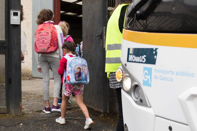 Archivo - Varios niños y niñas entran en un colegio de Galicia.