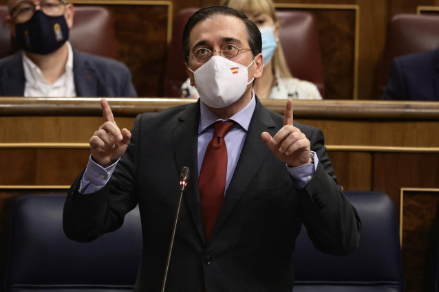 El ministro de Asuntos Exteriores, Unión Europea y Cooperación, José Manuel Albares, interviene en una sesión plenaria en el Congreso de los Diputados, a 16 de febrero de 2022, en Madrid (España). Durante el pleno, el Ejecutivo central ha respondido a var