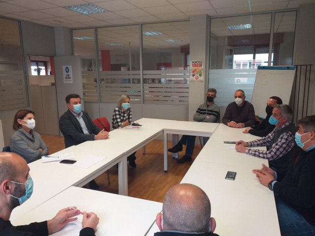 El secretario xeral del PSdeG, Valentín González Formoso, en una reunión con el comité de empresa del astillero Barreras en Vigo.