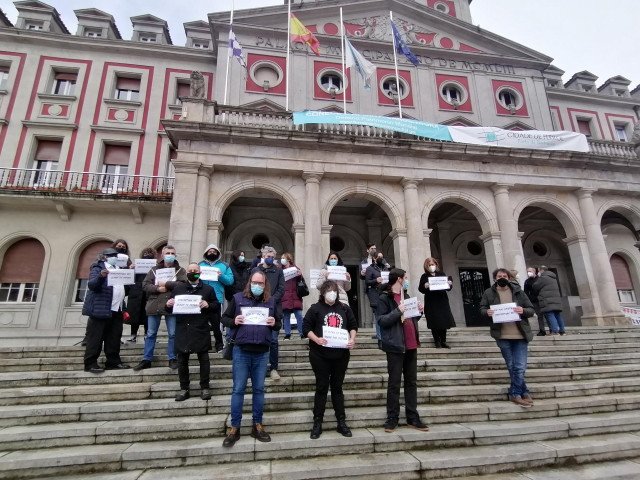 Usuarios de los locales de ensayo concentrados ante el Ayuntamiento de Ferrol.