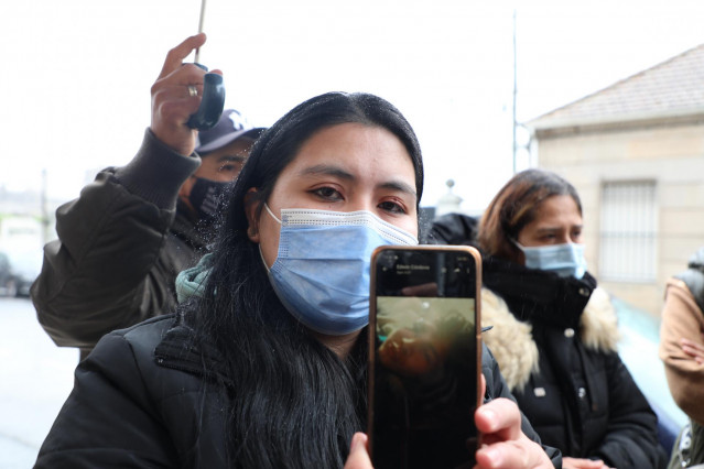 La mujer de uno de los marineros desaparecidos del pesquero 'Villa de Pintanxo', enseña su foto, a su llegada a Pesquerías Nores Marín.