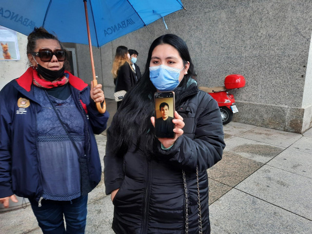 Mujer de uno de los desaparecidos en el naufragio del pesquero gallego en Canadá. Muestra la foto de su marido, Edwin.
