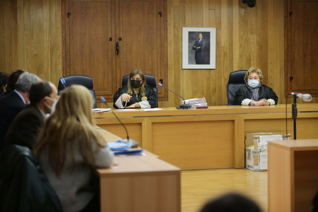 La presunta asesina de su hija Desirée Leal, Ana Sandamil (i), sentada en la Audiencia Provincial de Lugo.